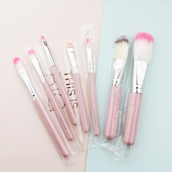 Other - SALE! NEW - LOT OF 7 HELLOW KITTY MAKEUP BRUSHES Other - SALE! NEW - LOT OF 7 HELLOW KITTY MAKEUP BRUSHES